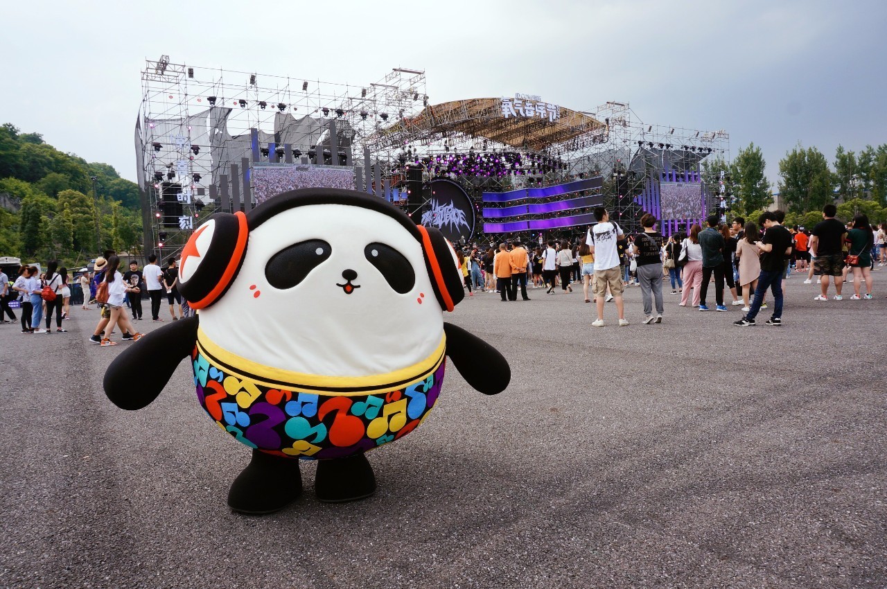 麦克熊猫首现氧气音乐节萌翻人群嗨不停