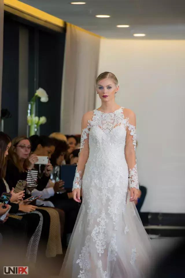 谁家的婚纱可以让你在海边举办婚礼也不怕晒黑？