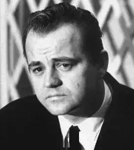 为了复活50年前的“冷冻人”，这个维修工背负了半世纪的骂名