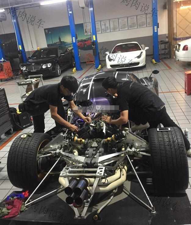 4000万的帕加尼去保养，就换个机油，一半的车身都拆了