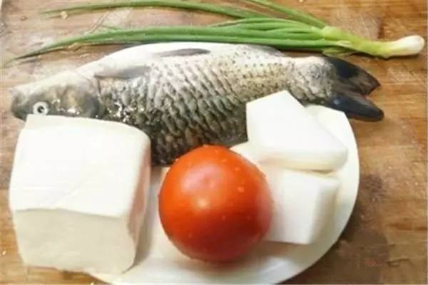 清炖鲫鱼怎么做给孩子吃才有营养,家常炖鲫鱼正宗做法