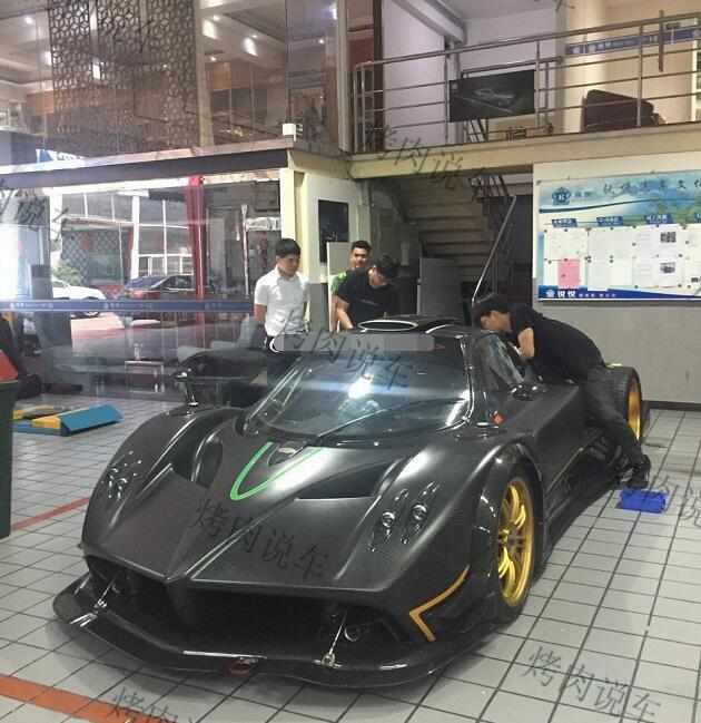 4000万的帕加尼去保养，就换个机油，一半的车身都拆了