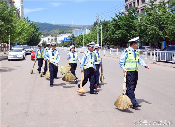 两千余人在街头巷尾为富源县城做美容
