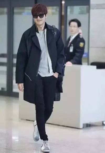 帆布鞋大牌匡威,范斯和匡威帆布鞋哪个好