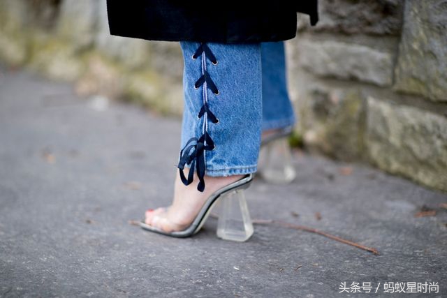 深秋款浅色微喇牛仔裤,早秋新款三角边牛仔裤