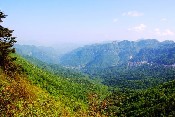 神农架有几个洞,神农架有一个神秘的深谷