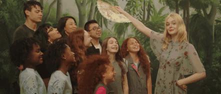 19岁爆红好莱坞女星,好莱坞巨星戛纳电影节红毯