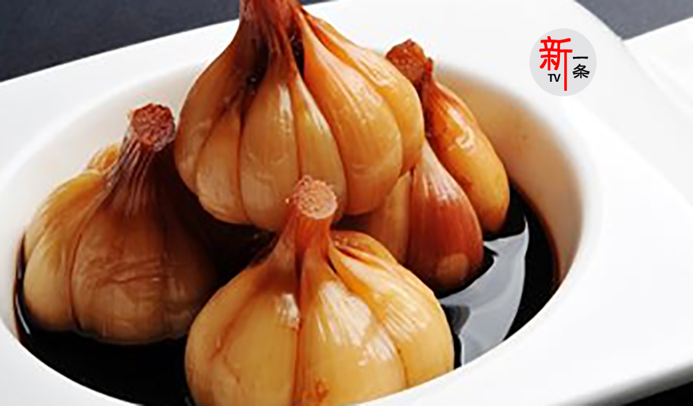 别再用醋腌大蒜了，试试这种方法，杀菌消炎，防癌症，增强免疫力