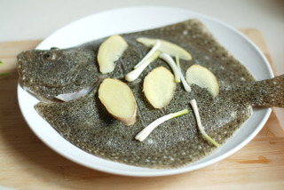 清蒸多宝鱼肉质鲜嫩一点都不腥,怎么清蒸多宝鱼好吃又简单