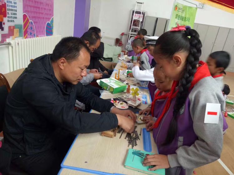 西宁市康南园山小学第二届“美艺相伴”艺术节之科技艺术体验活动