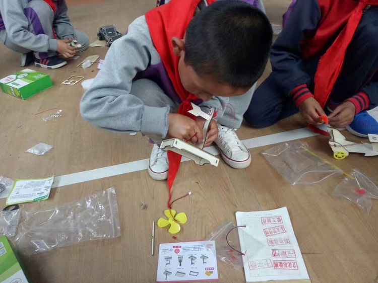 西宁市康南园山小学第二届“美艺相伴”艺术节之科技艺术体验活动