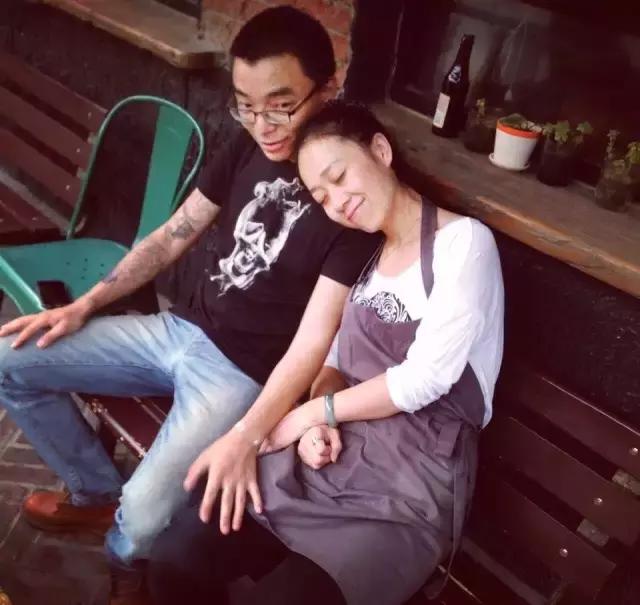 一对夫妻一墙之隔开两家咖啡店，上演的不是相爱相杀，而是了解