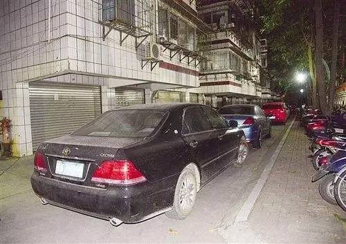 小区里乱停车挡道然后被锁了,小区里乱停车导致道路窄怎么举报