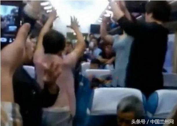 广场舞大妈和篮球小伙争场地后续,广场舞大妈和篮球小子终于对决了