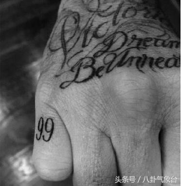 贝克汉姆:比和小七玩亲亲,网友关注点却是他的纹身,满满都是爱