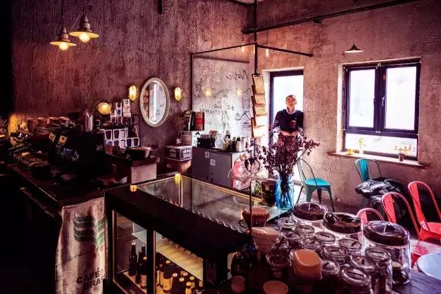 一对夫妻一墙之隔开两家咖啡店，上演的不是相爱相杀，而是了解