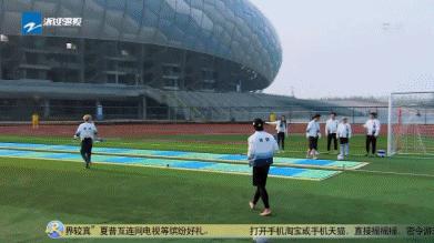 鹿晗球场飞吻单指双指,鹿晗跑男踢球飞吻哪一期