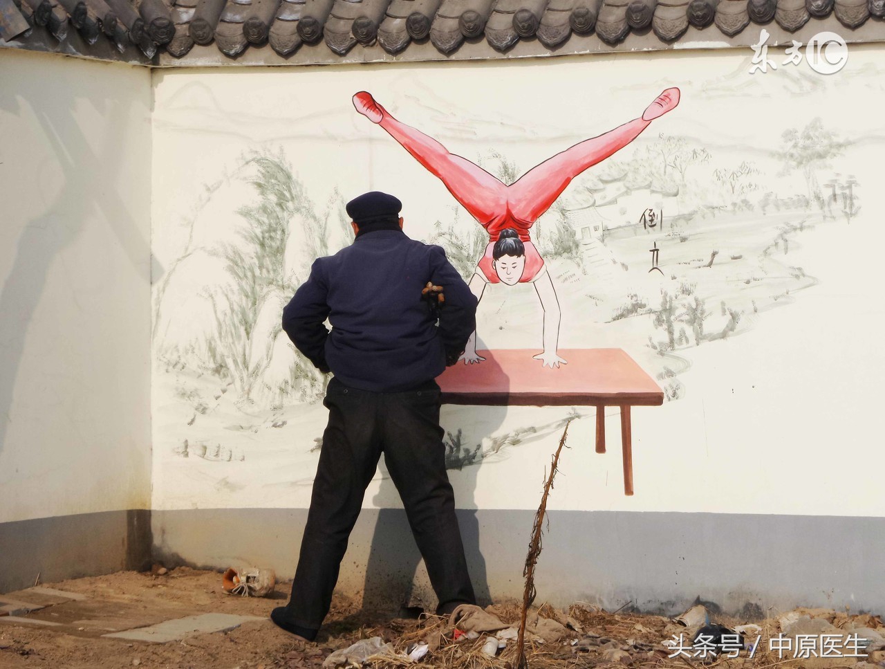 打牌憋尿,小编时差点晕过去