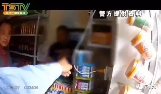 买瓶水竟被“鬼手”抖走600元，警方揭露天水火车站撕钱角*局骗**