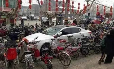 小区里乱停车挡道然后被锁了,小区里乱停车导致道路窄怎么举报