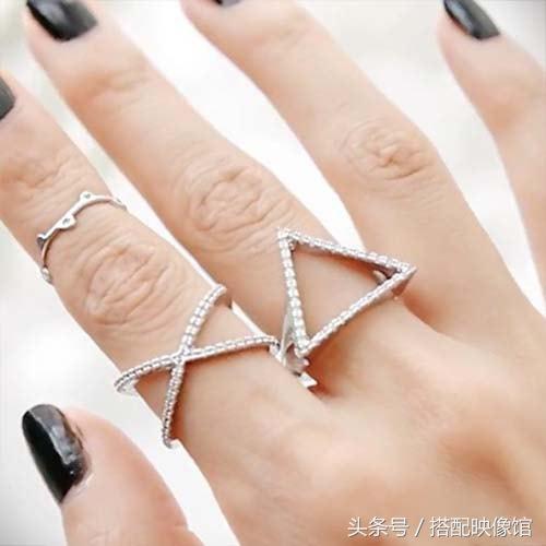 跟周冬雨学珠宝配饰搭配,周冬雨同款小众配饰