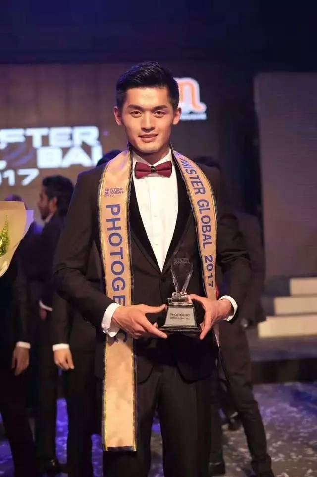 学院风格时装发布会,完整的服装发布会