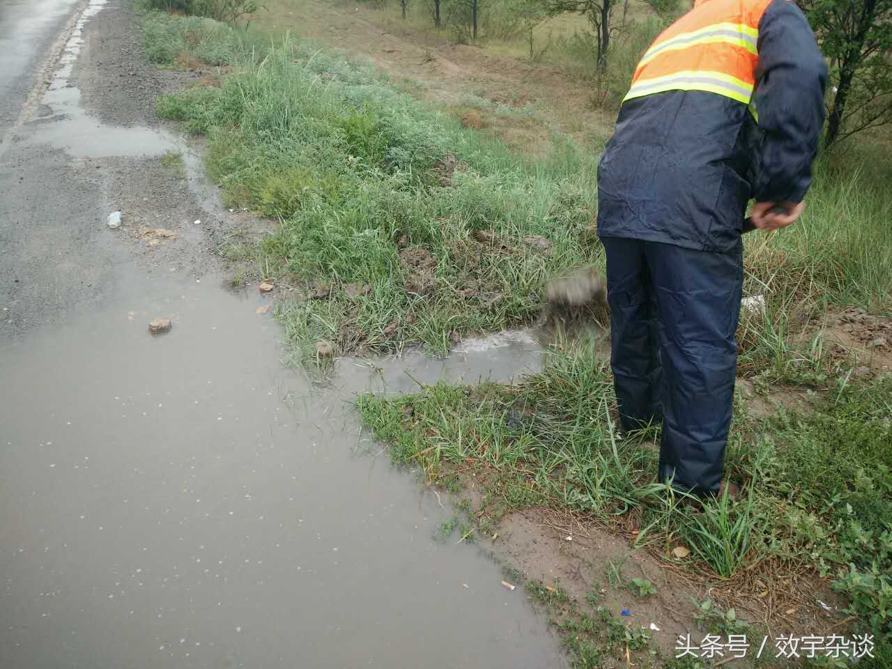定邊公路管理段各養護道班排除路面積水