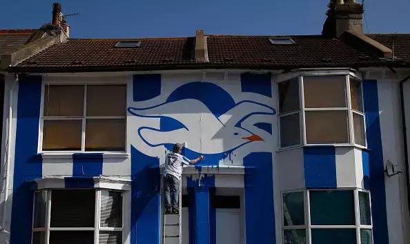 布莱顿位居英超首榜第一名,布莱顿vs曼城列队欢迎