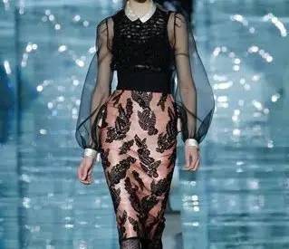 手臂上的筋绷得很紧,手臂粗遮住还是露出来