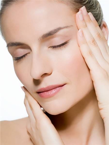 快速消除鱼尾纹手法视频女生,三招教你祛除鱼尾纹还你光滑肌肤