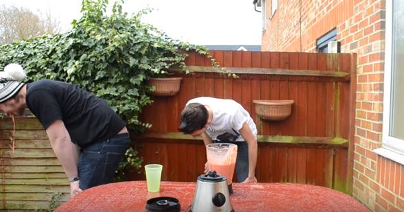 重口新高度！两男子“将活蛆搅碎后饮用”，看完我再也不想吃饭了