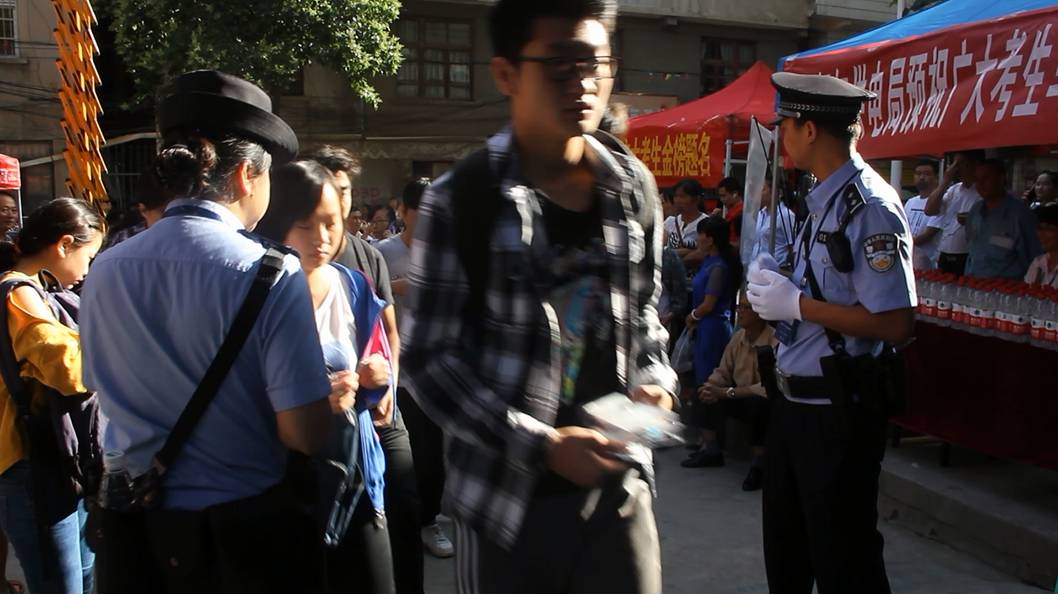 直击高考首日安保,我们为高考保驾护航