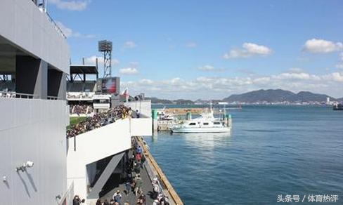 门将低级失误不慎将球踢进自家,门将把球踢进了球门搞笑视频