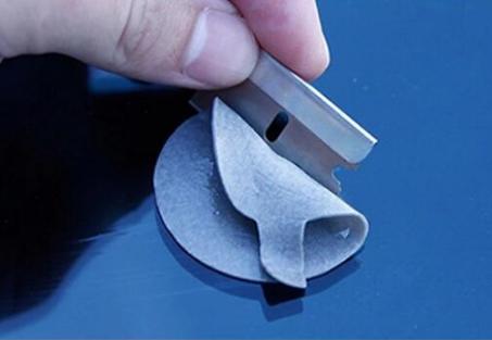 汽车前挡风玻璃被小石子打了小坑,汽车挡风玻璃被石子砸了一个小点