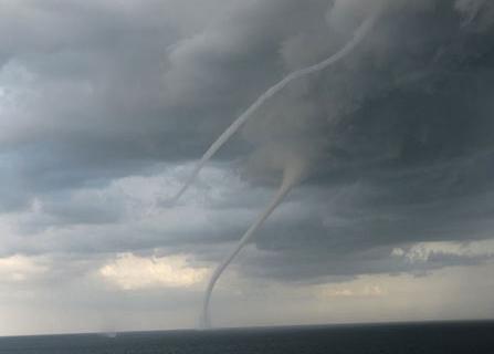 广东海边现龙吸水奇观水柱窜云霄,广西北海水面现龙吸水奇观