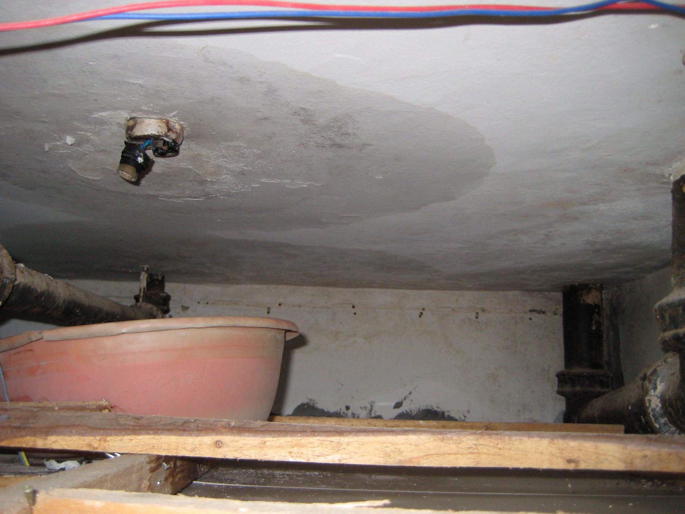 房顶漏水安装太阳板能防漏水吗,房顶防水漏水找不到漏水点咋办