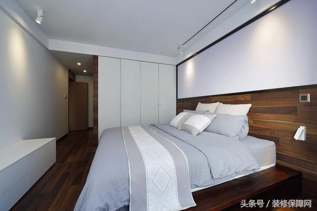 新家装修好了夸装修师傅们的视频,1.5米客厅地面砖错位贴好看