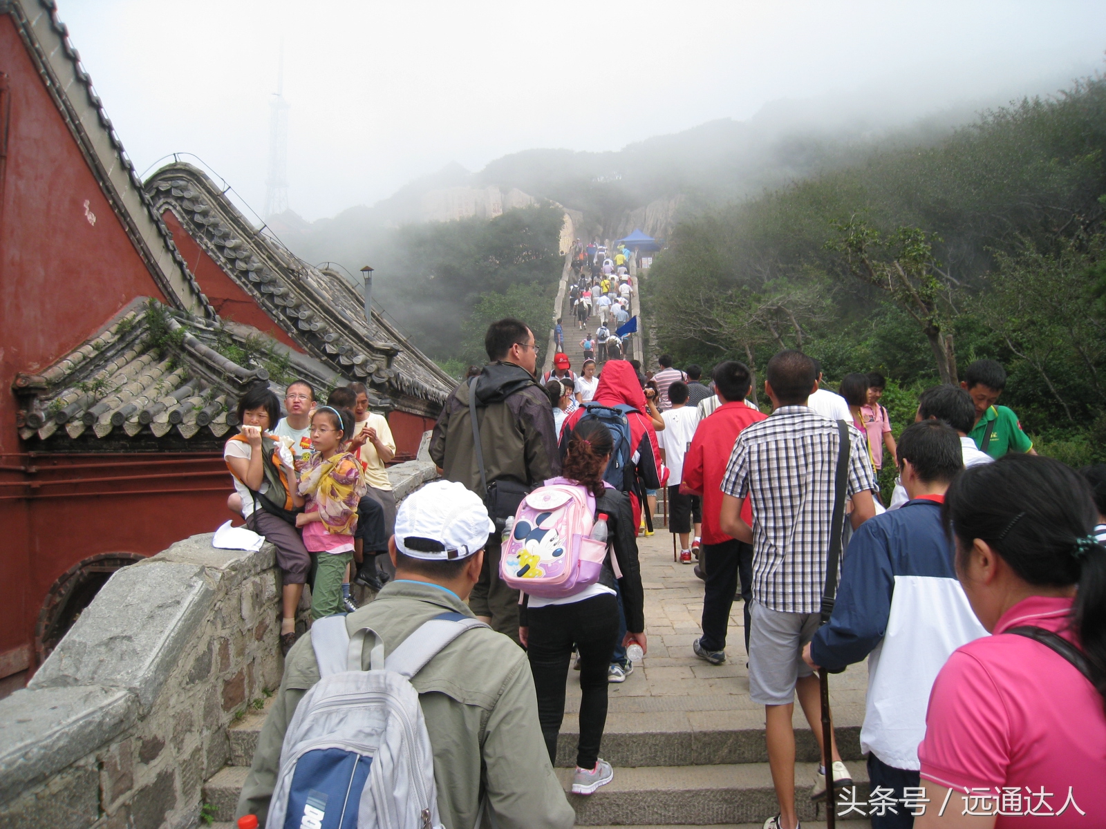 身为泰安人第一次爬泰山,陪爷爷爬泰山感慨朋友圈