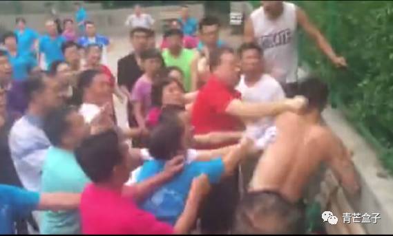 广场舞大妈占用篮球场看法,广场舞大妈霸占篮球场推搡年轻人