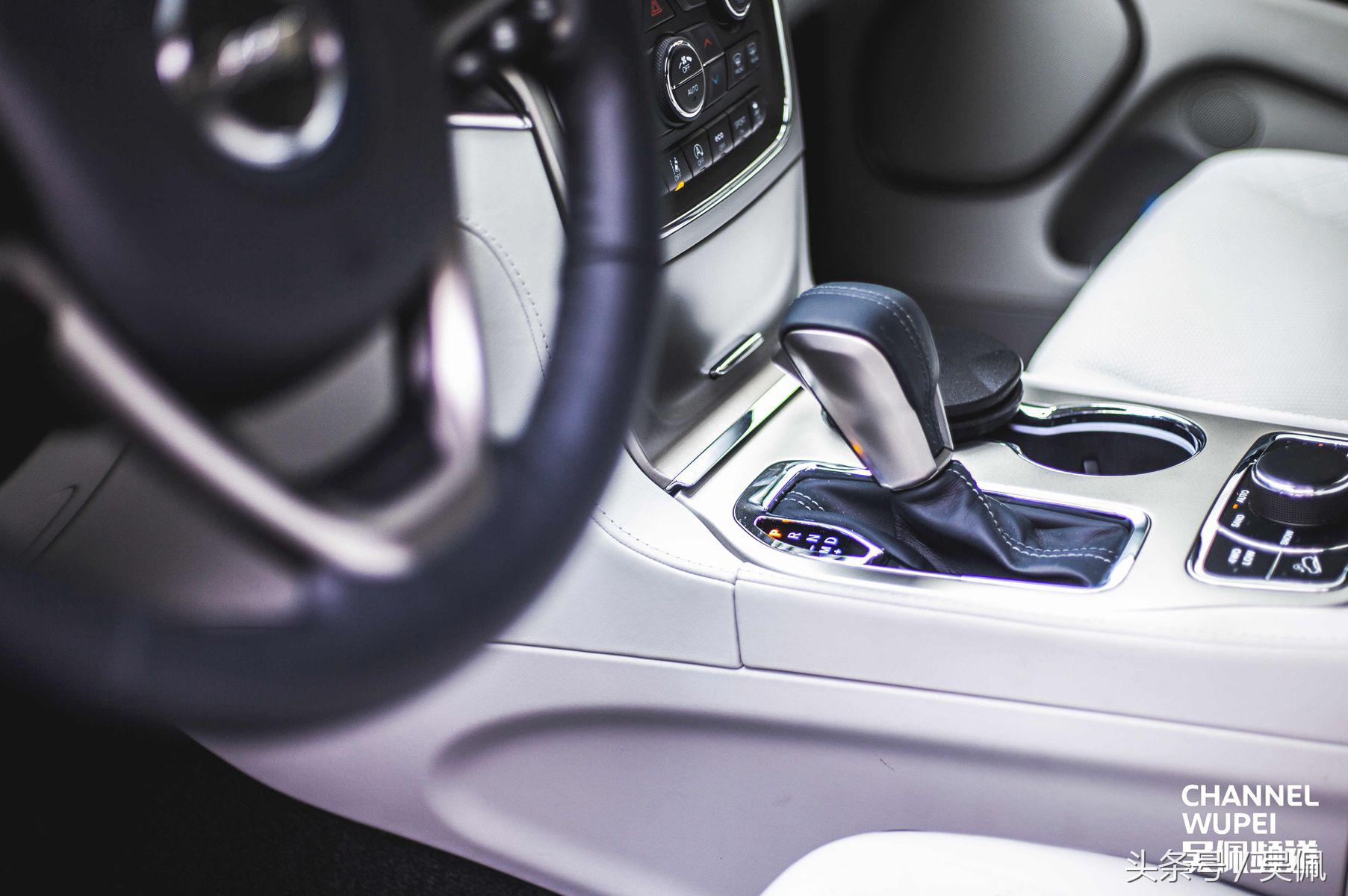 开豪车真的可以横行霸道,大切诺基就是这么玩的