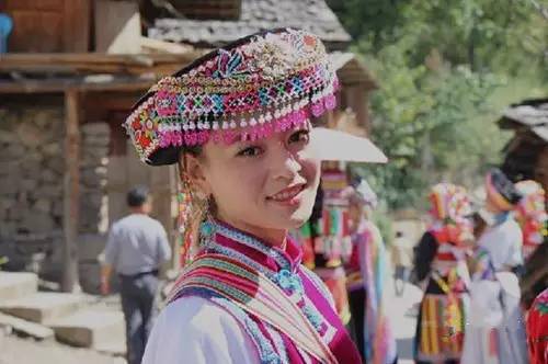 云南少数民族彝族服饰,云南少数民族服饰