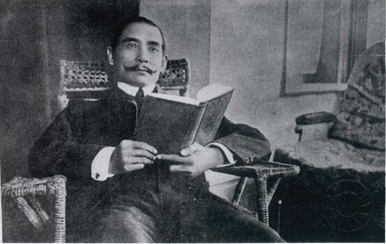 此人是不赌博、不嫖妓、不畏蒋介石强权忠心追随孙中山的民国军阀