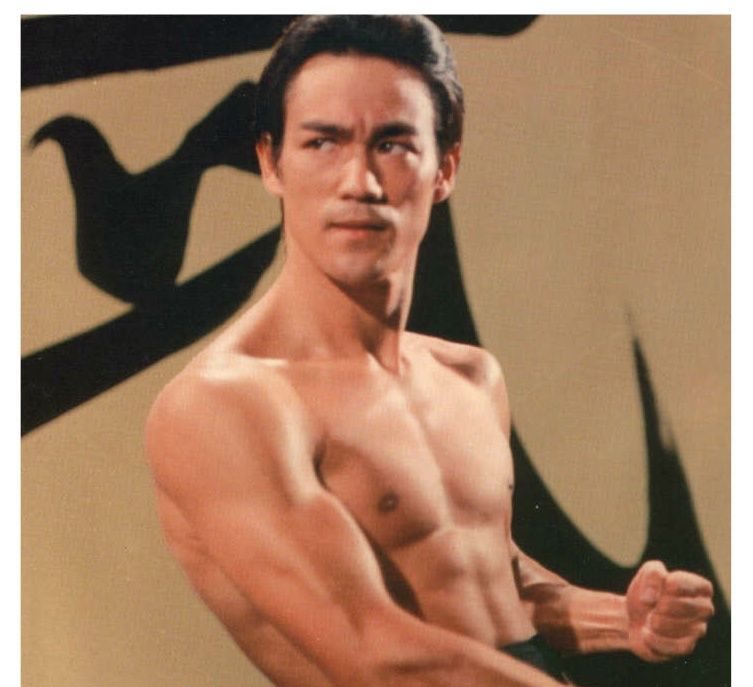 李小龙为什么受到全球老外的崇拜？一个学了哲学的武术家，还是另有原因？