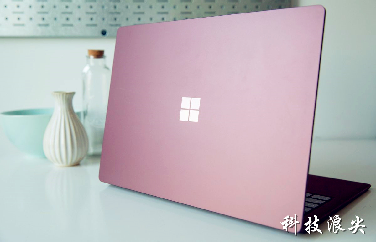 微软首款笔记本电脑评测：颜值和逼格我给9分，还买MacBook装Windows系统的真是不可思议