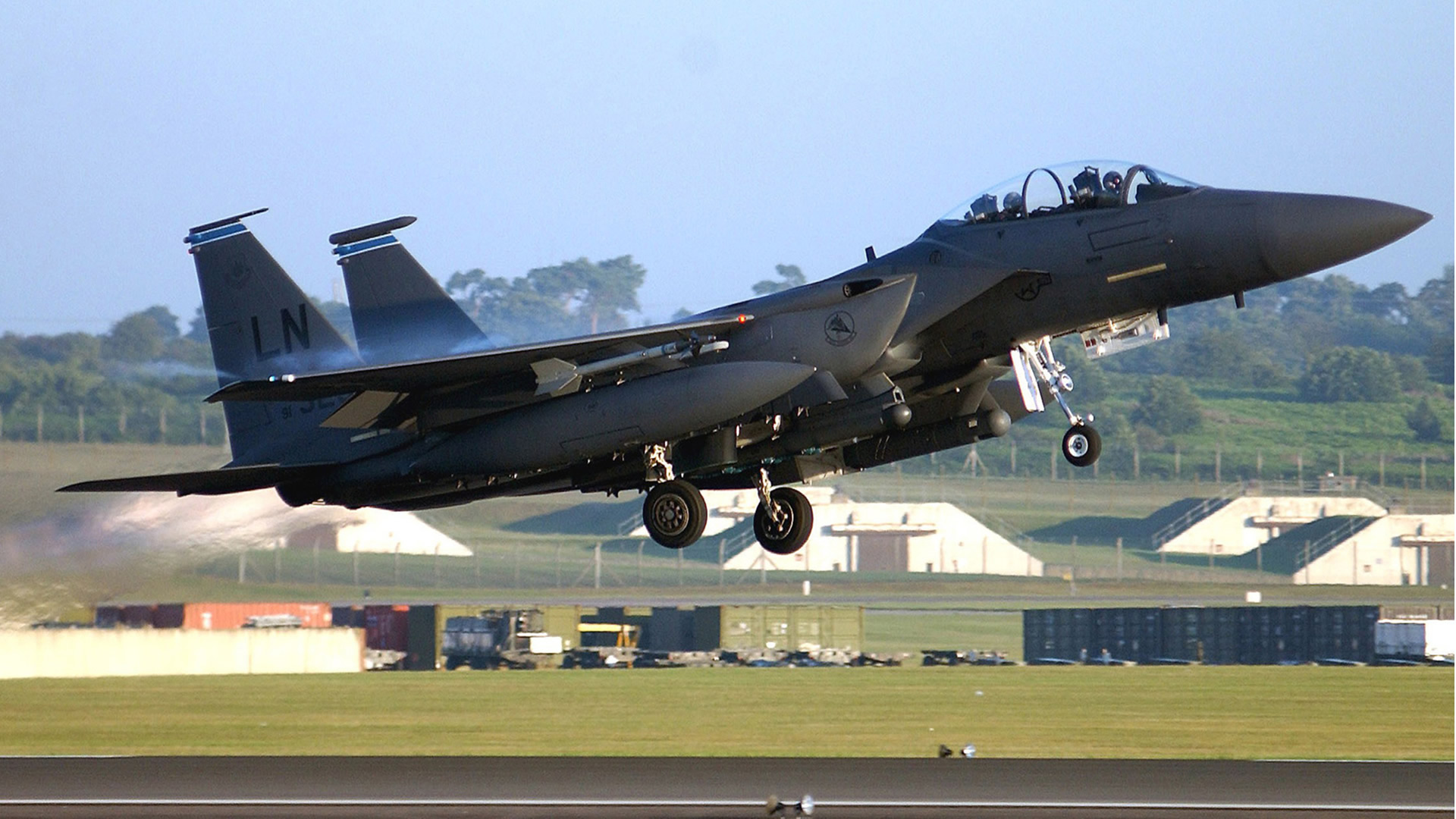 中国买苏-35一架8300万美元,卡塔尔买F-15一架3亿美元,谁才真土豪?