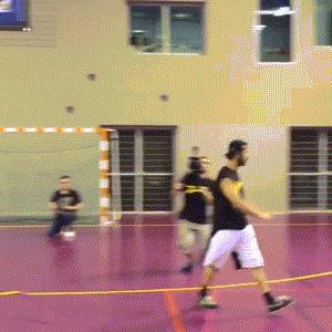 球卡在篮筐上了怎么拿,球卡在篮筐上怎么办