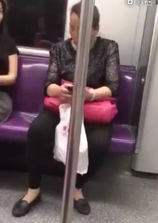 老阿姨地铁内屁股卡座位凸起处坐，被提醒莫一人占两座怒怼：我坐得舒服，要你说！