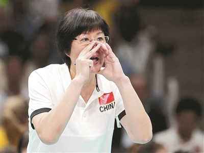 郎平与女排队员拥抱告别,郎平朱婷联手出击