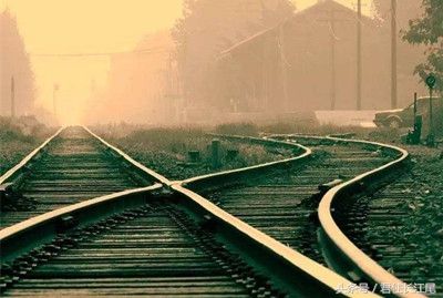 订婚前一天去女友公司接她下班，她领导重重地摔碎了茶杯