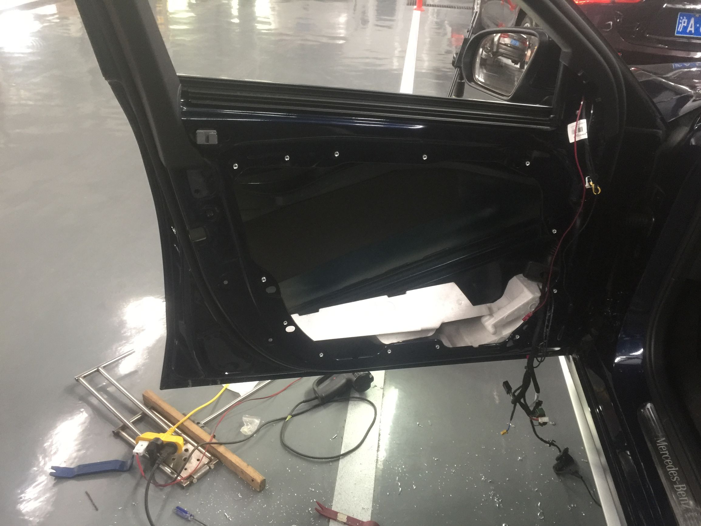 奔驰凹陷无痕修复,奔驰车门凹陷掉漆修复多少钱